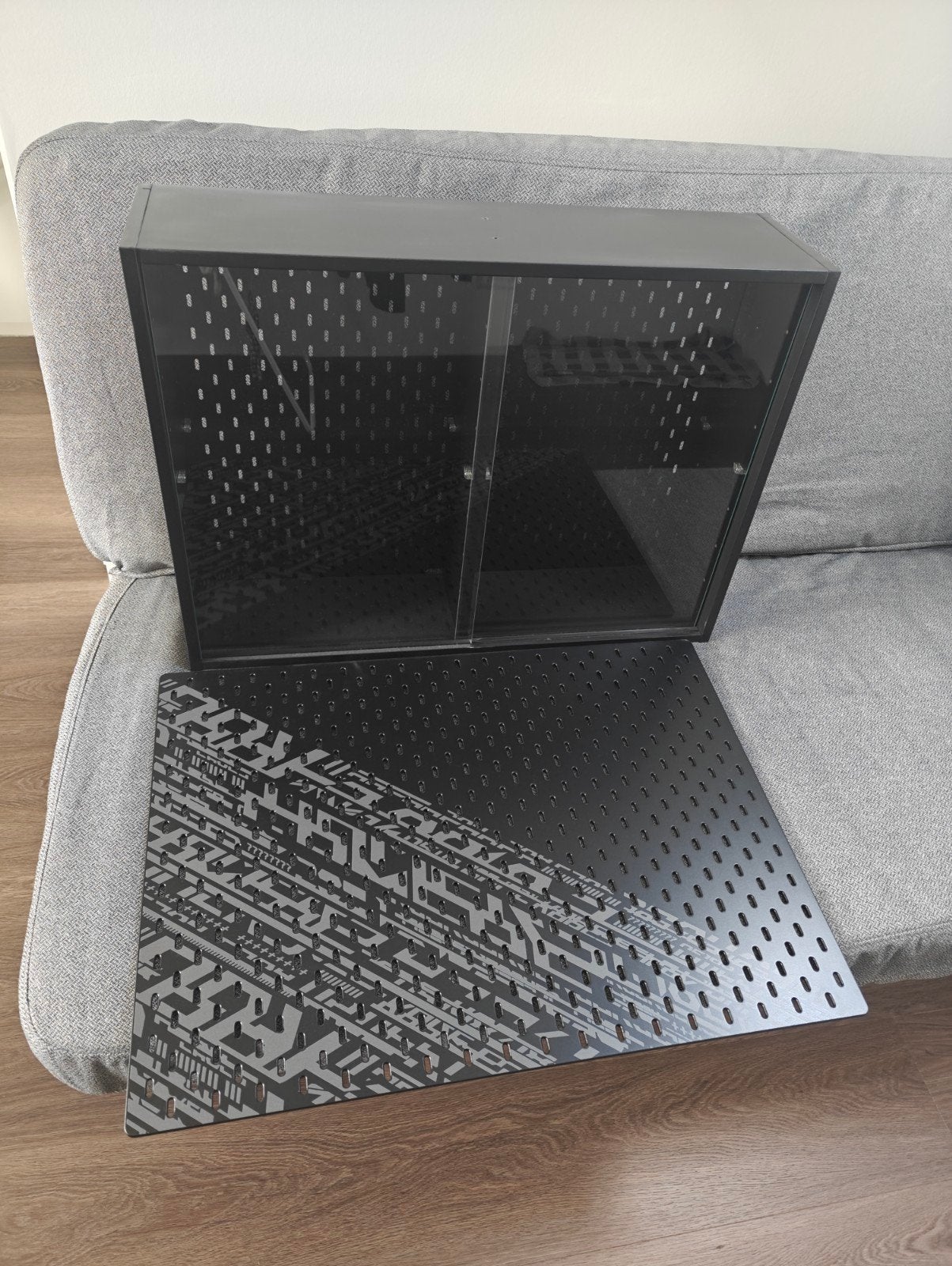 IKEA Asus ROG Vitrinekast - Perfect voor verzamelaars, Huis en Inrichting, Kasten | Vitrinekasten, Ophalen, Met deur(en), 50 tot 100 cm