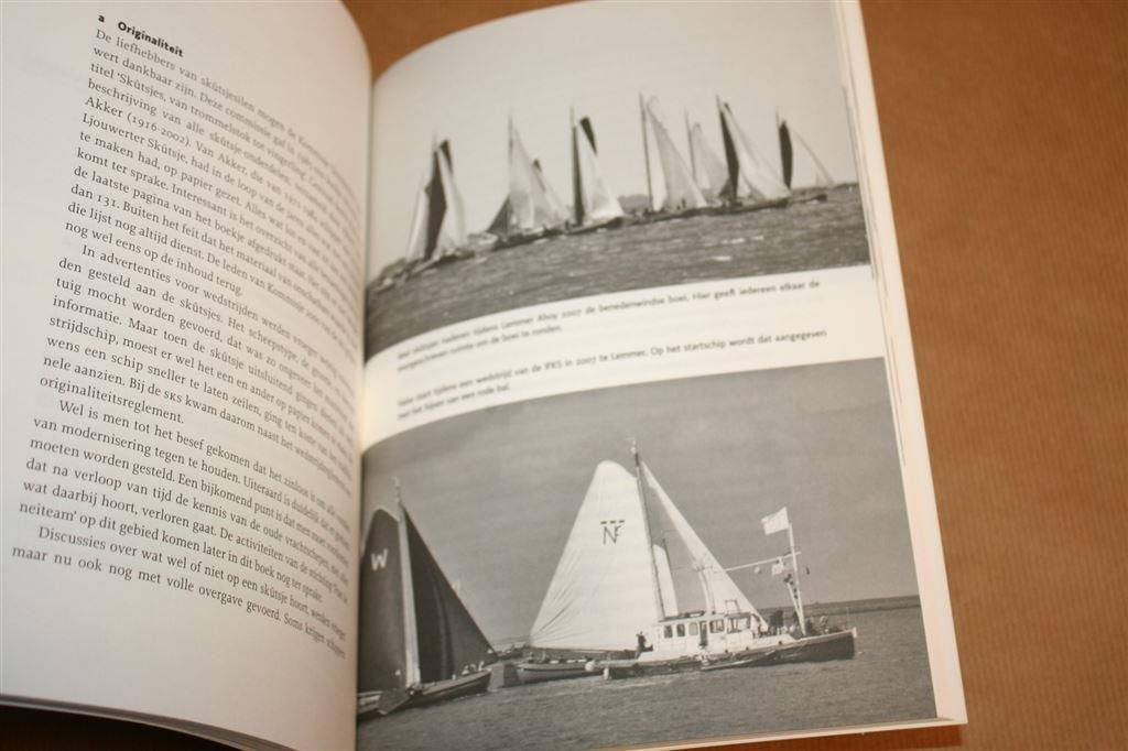 Het skûtsjesilen. Een inleiding., Ophalen of Verzenden, Zo goed als nieuw, Watersport en Hengelsport
