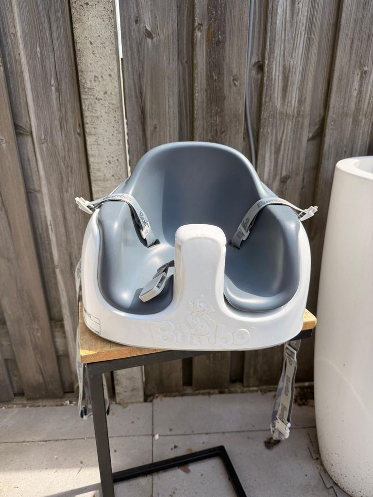 Bumbo stoel zonder dienblad - Grijs/Wit, Kinderen en Baby's, Kinderstoelen, Ophalen, Gebruikt, Overige typen, Gordel(s)
