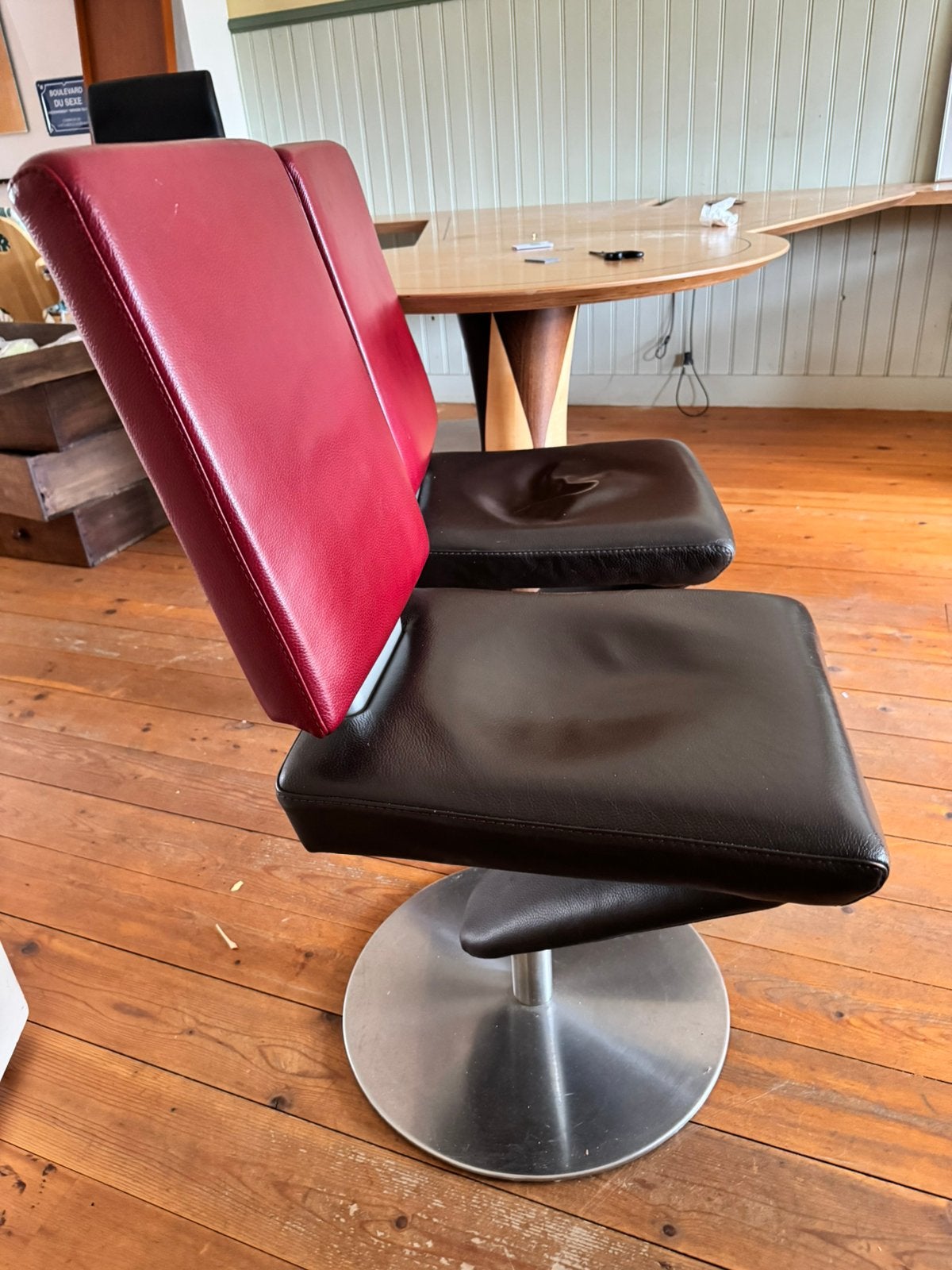 Te koop Twee leren stoelen, naar model Rolf Benz, Huis en Inrichting, Stoelen, Ophalen, Gebruikt, Twee, Leer