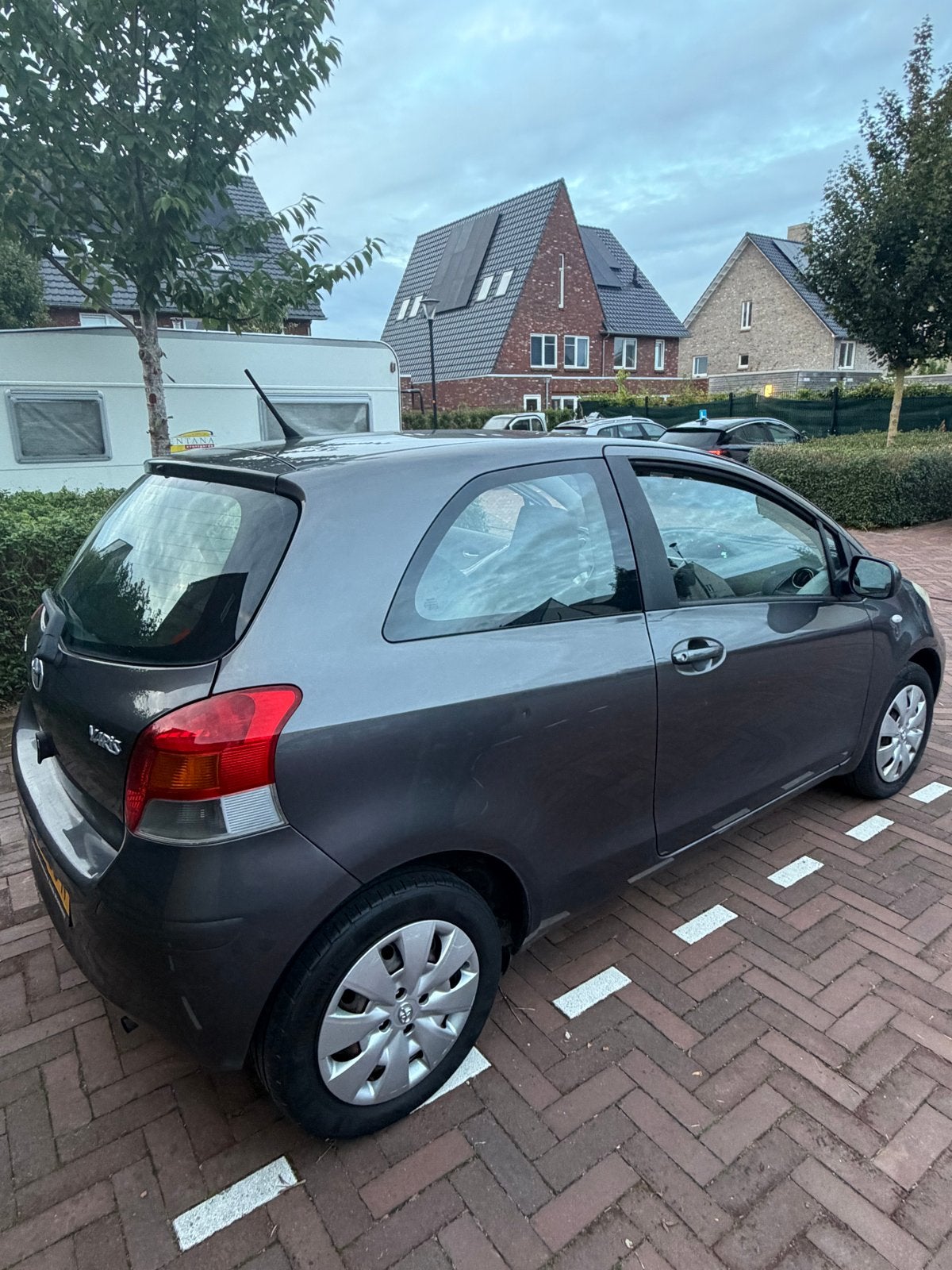 Toyota Yaris 1.3 16V Vvt-i 3DR 2009 Grijs nieuwe apk, Voorwielaandrijving, 40 €/maand, Zwart, 4 cilinders