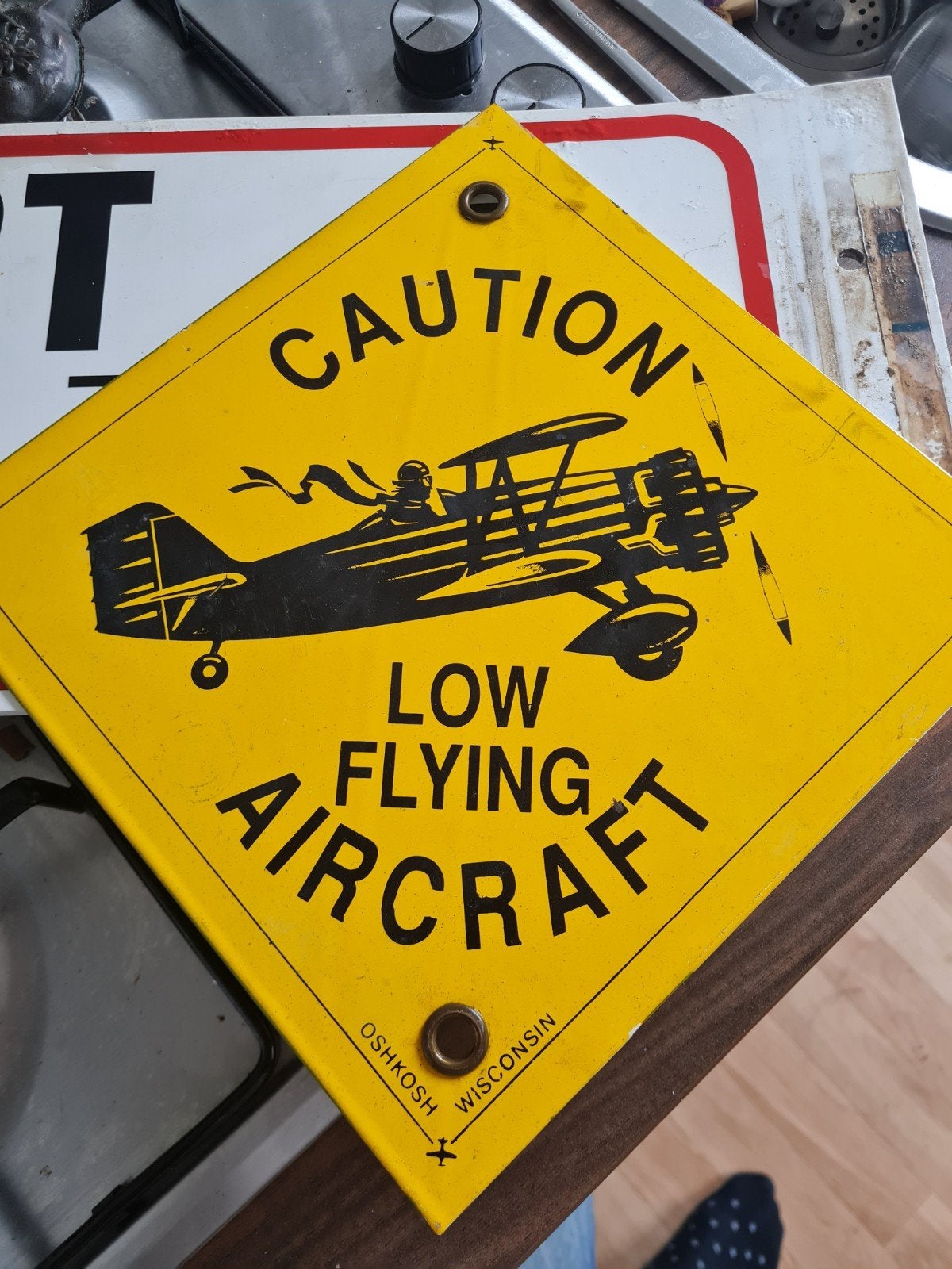 Vintage 'Caution Low Flying Aircraft' bord Oshkh Wisconsi, Ophalen of Verzenden, Gebruikt, Formule 1