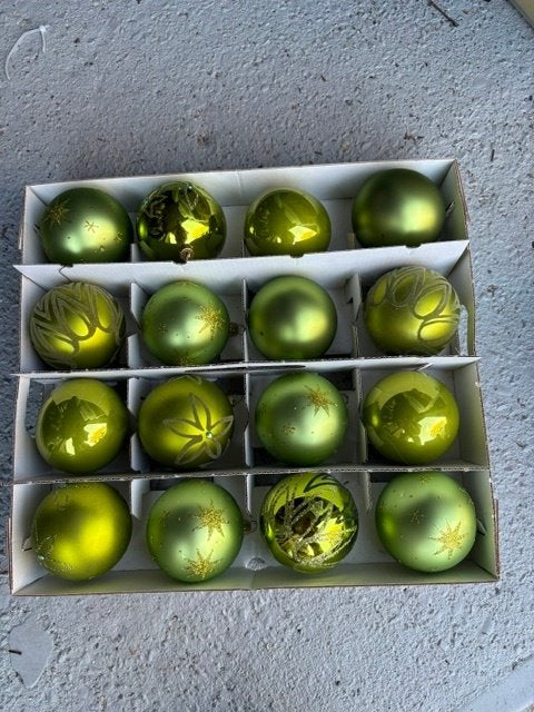 16 groene kerstballen, Diversen, Kerst, Ophalen of Verzenden, Zo goed als nieuw