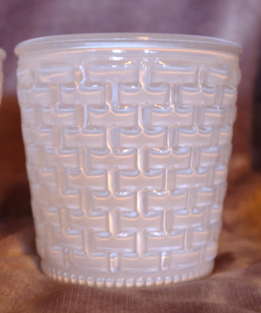 Set: 2 x bijzondere bloempot glas wit rotan-look 12 x 12 cm, Ophalen, Overige materialen, Rond, Zo goed als nieuw