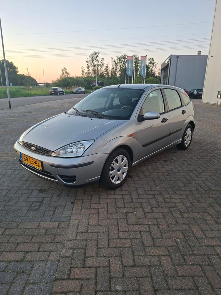 Ford Focus 1.6 I Trend 5D 2003 Grijs, 1596 cc, Zwart, 100 pk, 49 €/maand