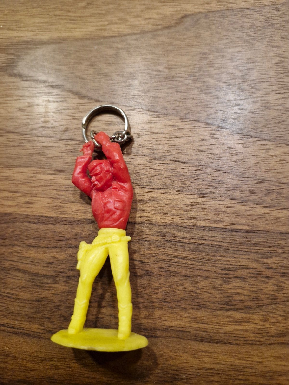 557 Vintage cowboy sleutelhanger - rood/geel, Ophalen of Verzenden, Gebruikt