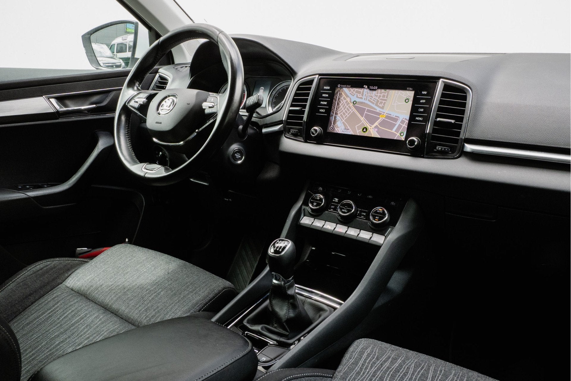 Skoda Karoq 1.0 TSI Business Edition Plus Trekhaak/ Camera/, Auto's, Voorwielaandrijving, Gebruikt, Met garantie (alle), Wit