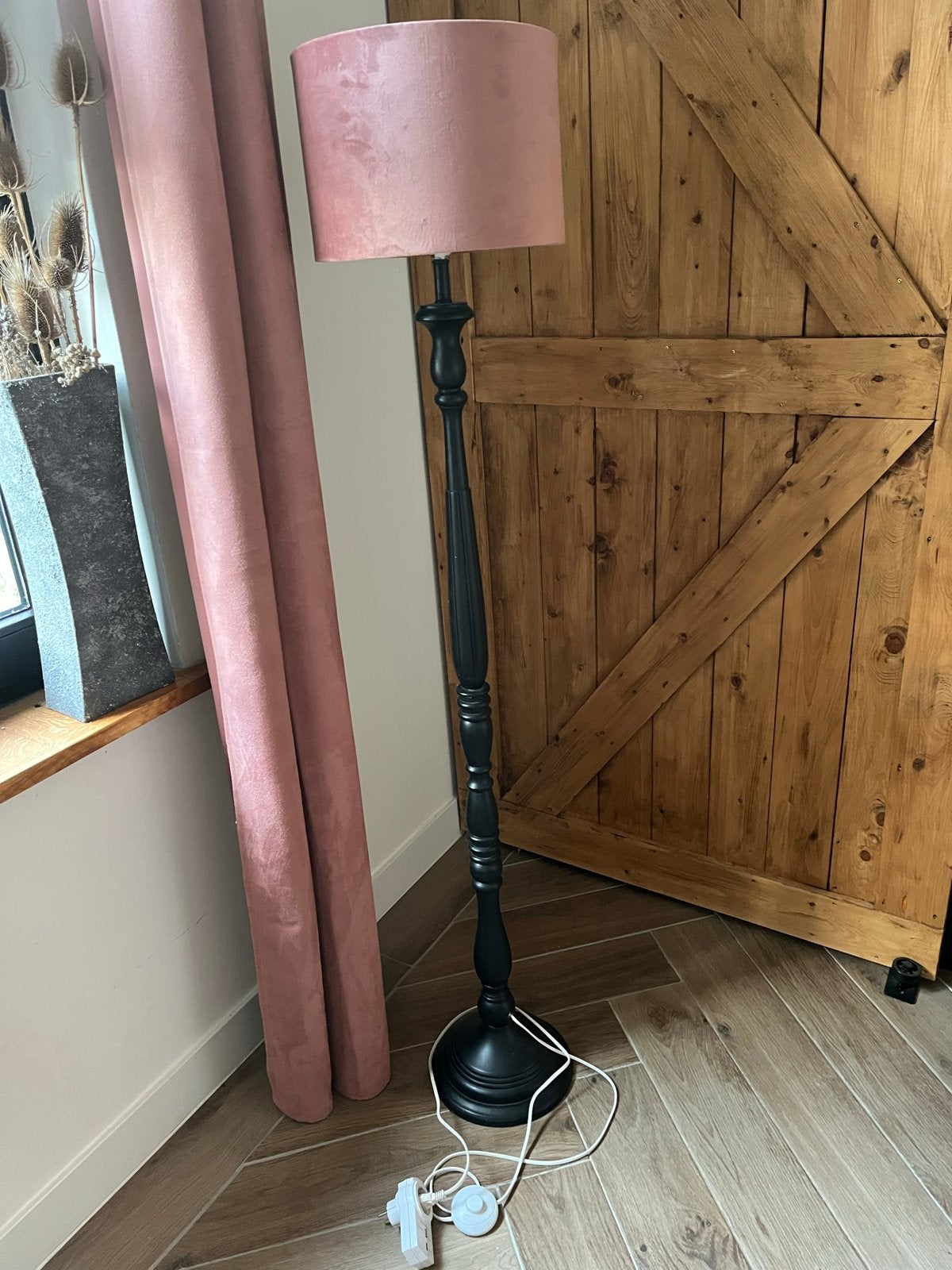 Staande Zwarte Lamp met Roze Suède Kap, Ophalen, Gebruikt, E27 (groot), Metaal