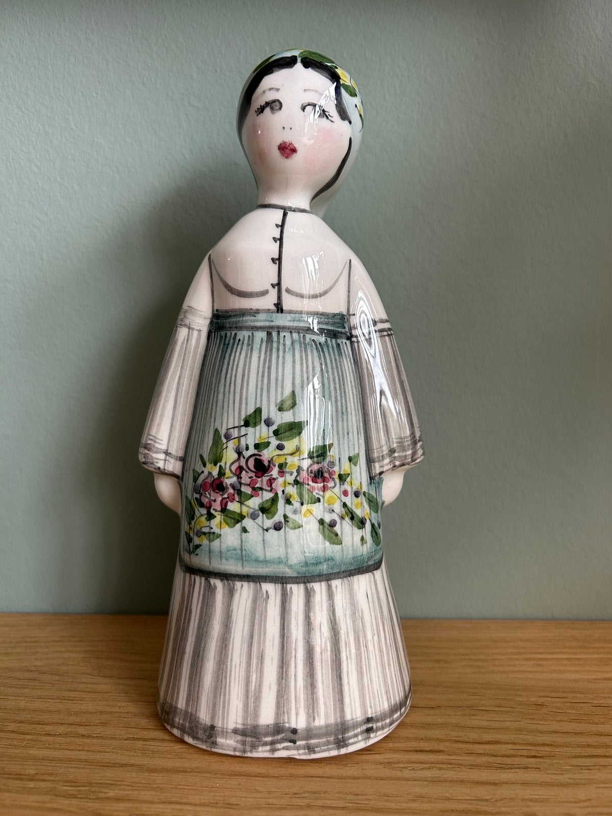 Vintage beeldje van vrouw van keramiek, Griekse klederdracht, Verzamelen, Ophalen of Verzenden, Zo goed als nieuw, Mens