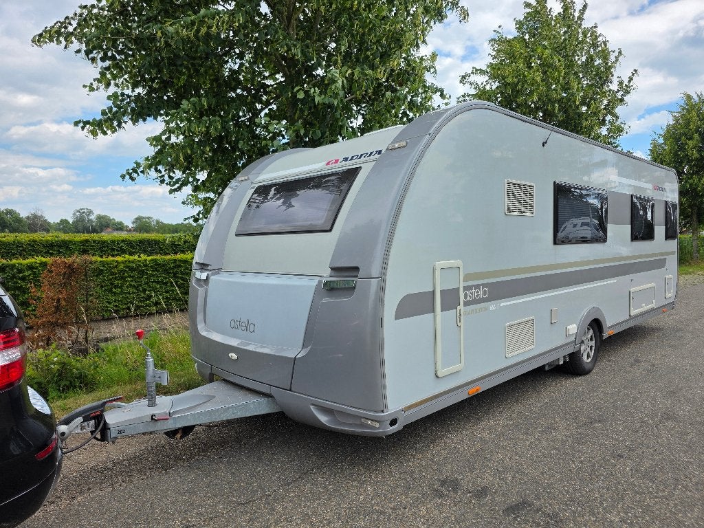 Adria Astella 663HT AIRCO E&P MOVER VAATWASS KINGSIZE Alpina, Caravans en Kamperen, Caravans, Standaardzit, Omvormbare zithoek