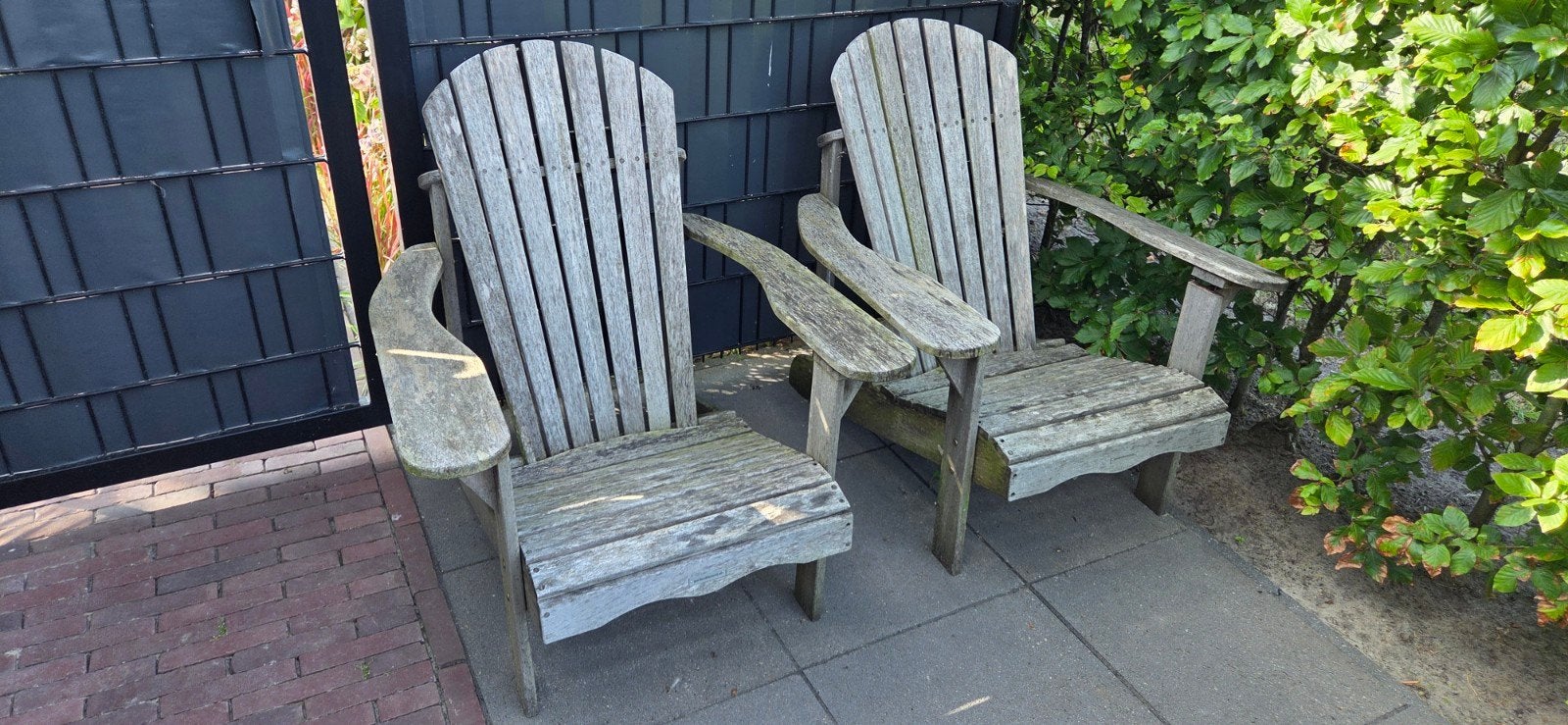 Twee robuuste houten tuinstoelen - opknappers, Ophalen, Gebruikt