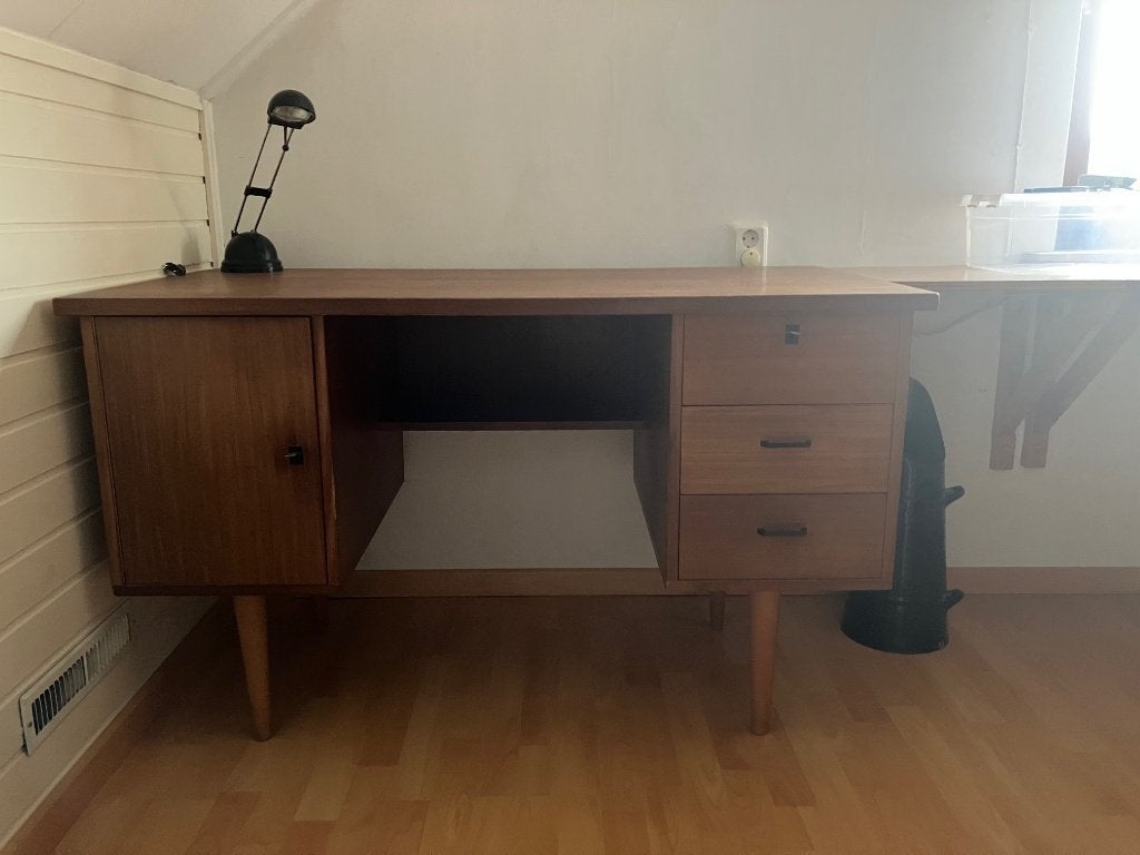Stevig bruin bureau, afsluitbaar, Met lades, 124 cm, Ophalen, Overige stijlen