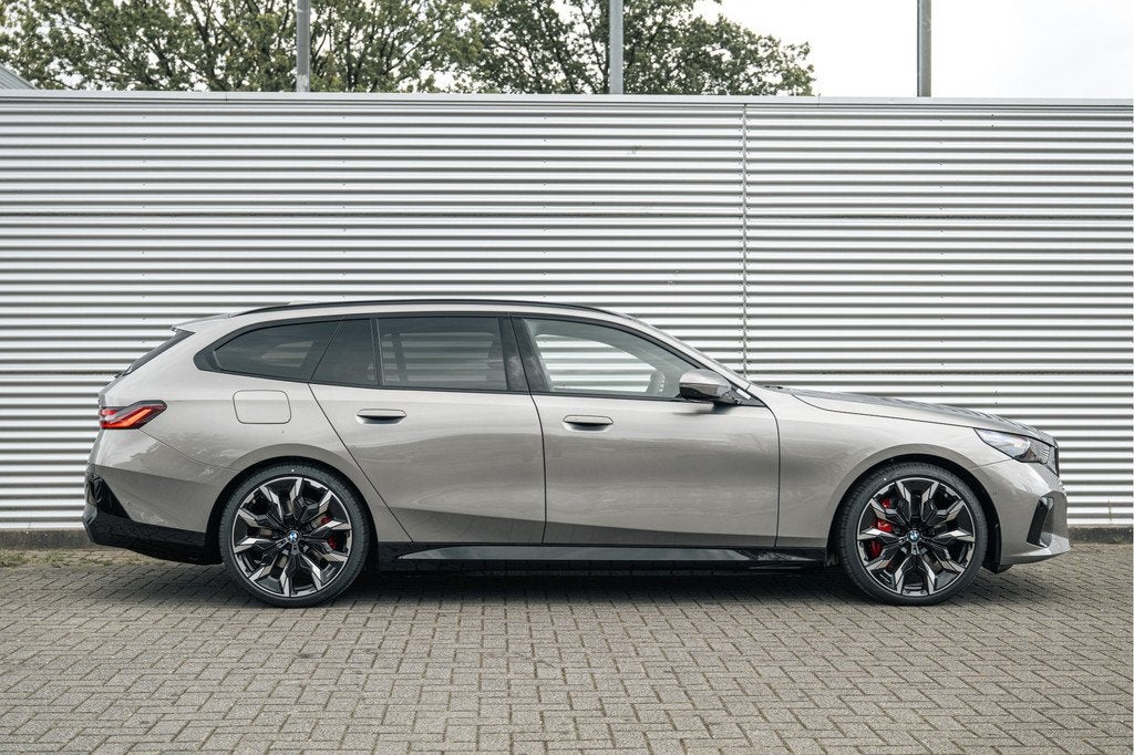 BMW i5 xDrive40 M Sport / Panoramadak / Bowers & Wilkins / A, Auto's, BMW, Automaat, Zwart, Sedan, Zilver of Grijs