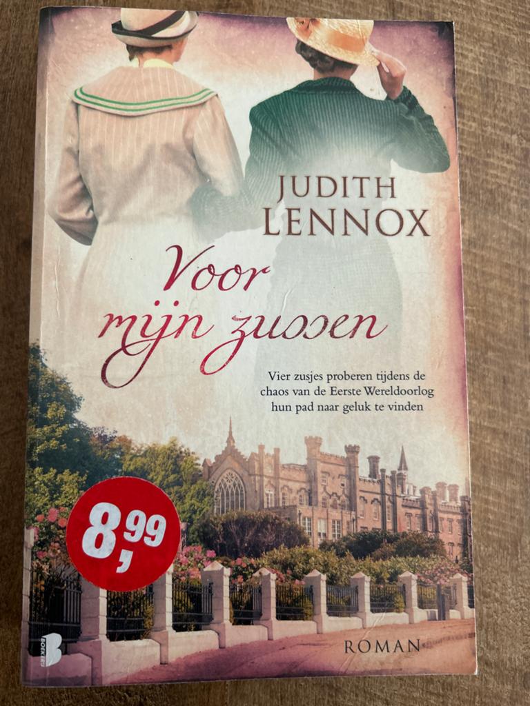 Voor mijn zussen - Judith Lennox (Roman), Ophalen of Verzenden, Zo goed als nieuw, Europa overig