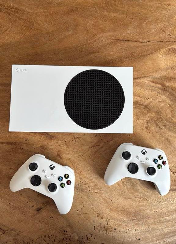 Xbox Series S met twee controllers, Spelcomputers en Games, Spelcomputers | Xbox Series X en S, Ophalen of Verzenden, Zo goed als nieuw