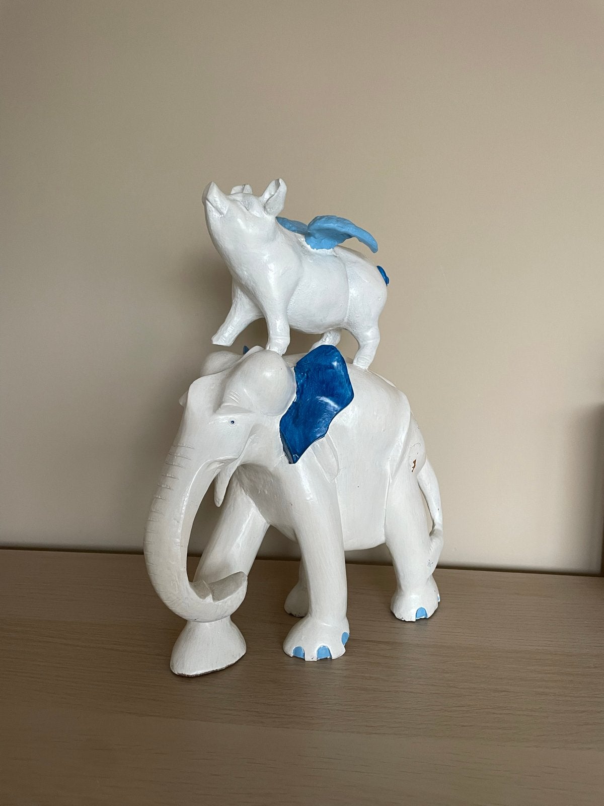 Bijzonder beeld: Varken met vleugels op olifant, Ophalen of Verzenden, Zoogdier, 20 - 50 cm, Wit