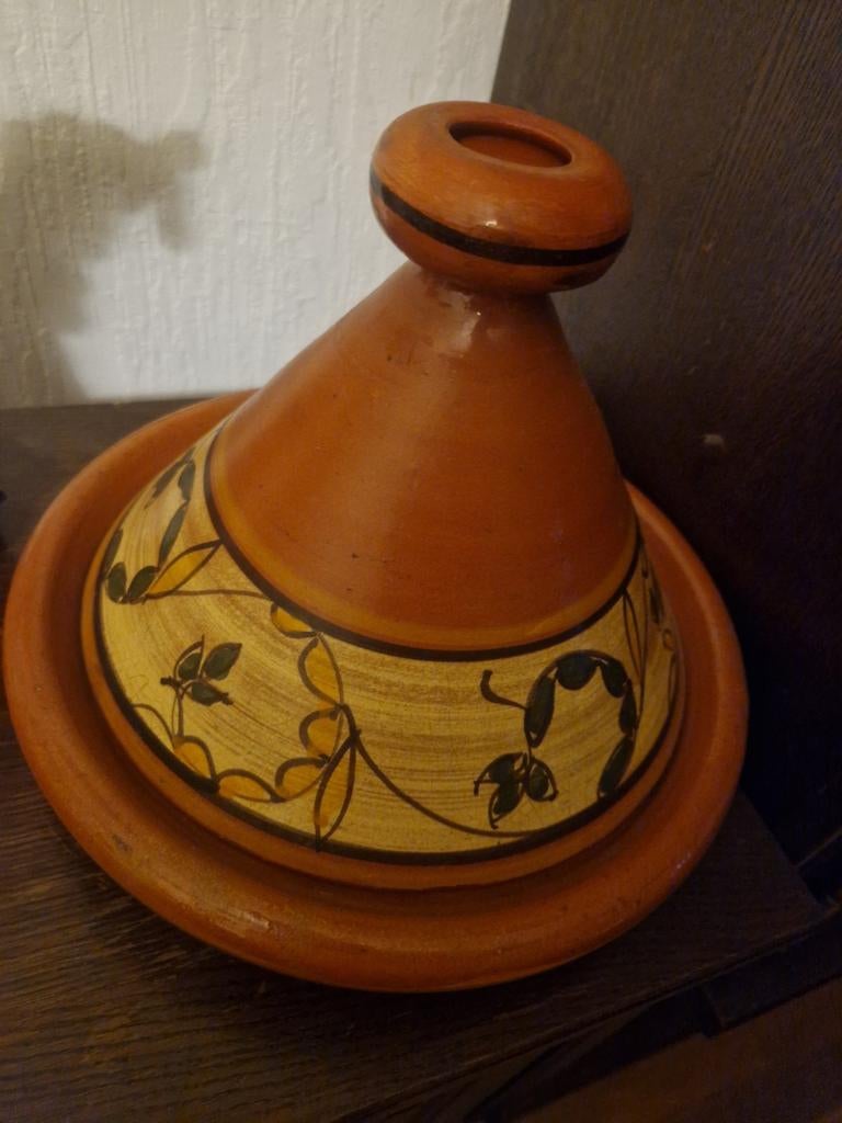 Decoratieve Tajine uit Marokko - Handgemaakt Aardewerk, Antiek en Kunst, Antiek | Keramiek en Aardewerk, Ophalen of Verzenden