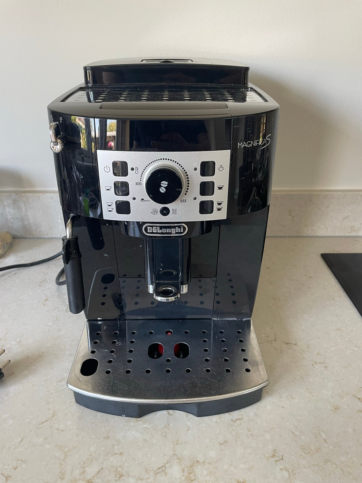 Delonghi Magnifica S volautomatische koffiemachine (opknappe, Witgoed en Apparatuur, Koffiezetapparaten, Ophalen, Afneembaar waterreservoir