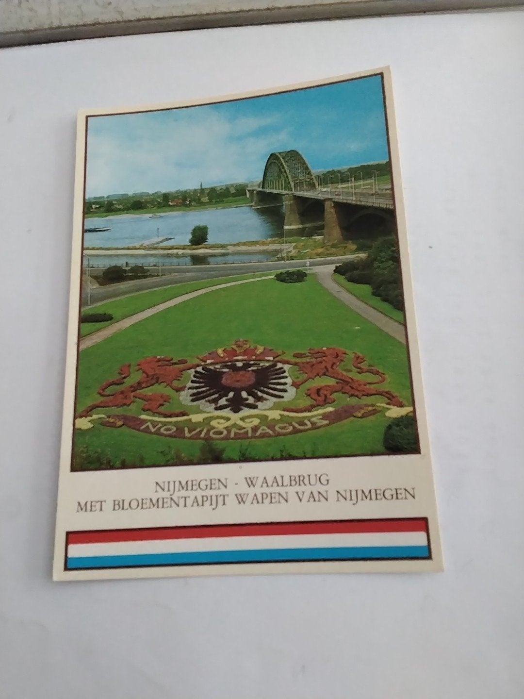 Nijmegen Waalbrug met bloementapijt - Oude Ansichtkaart, Verzamelen, Ophalen of Verzenden, 1960 tot 1980, Ongelopen, Gelderland