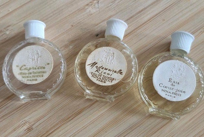 3 zeldzame oude flesjes van  Nina Ricci., Verzamelen, Ophalen of Verzenden, Zo goed als nieuw, Miniatuur, Gevuld