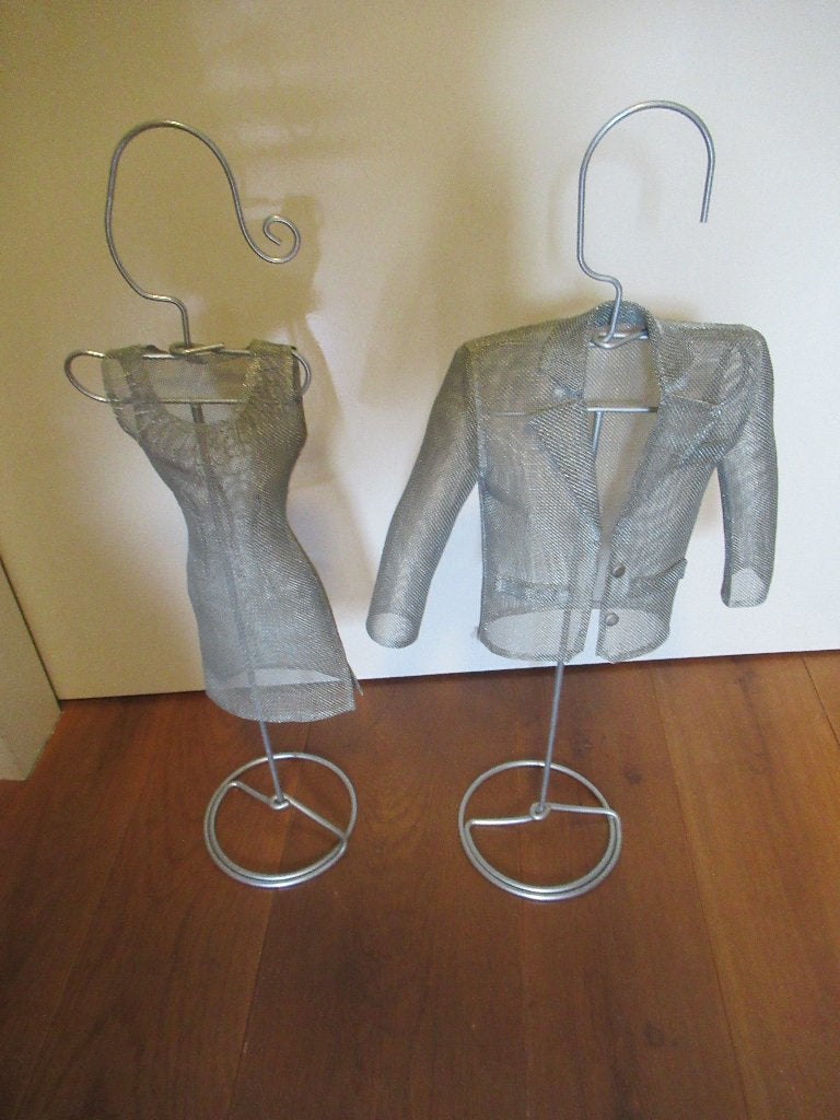 Colbert Jasje en Jurk van stevig draadstaal hangend hg 57 cm, Antiek en Kunst, Ophalen of Verzenden