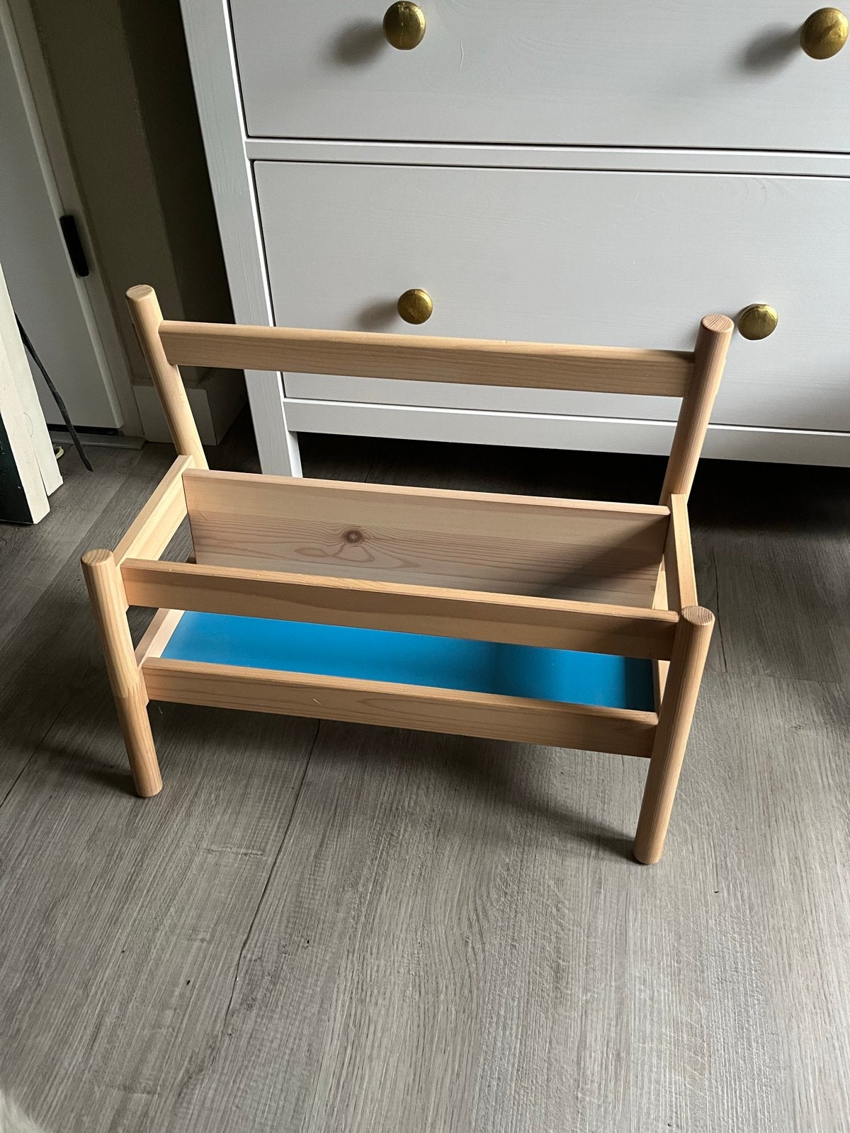 IKEA flisat Boekenrekje- Hout met Blauwe Bodem, Ophalen, Met plank(en), Minder dan 50 cm, Zo goed als nieuw