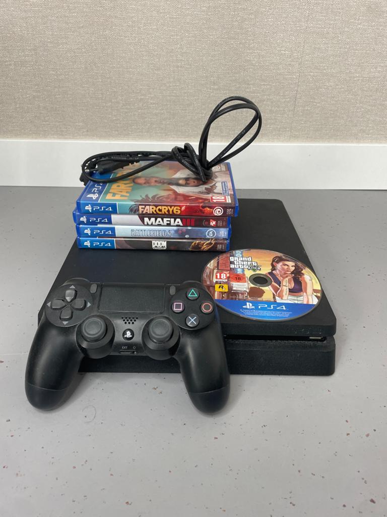 PS4 met controller en 5 games (o.a. GTA V), Spelcomputers en Games, Ophalen of Verzenden, Met 1 controller, Slim, Gebruikt
