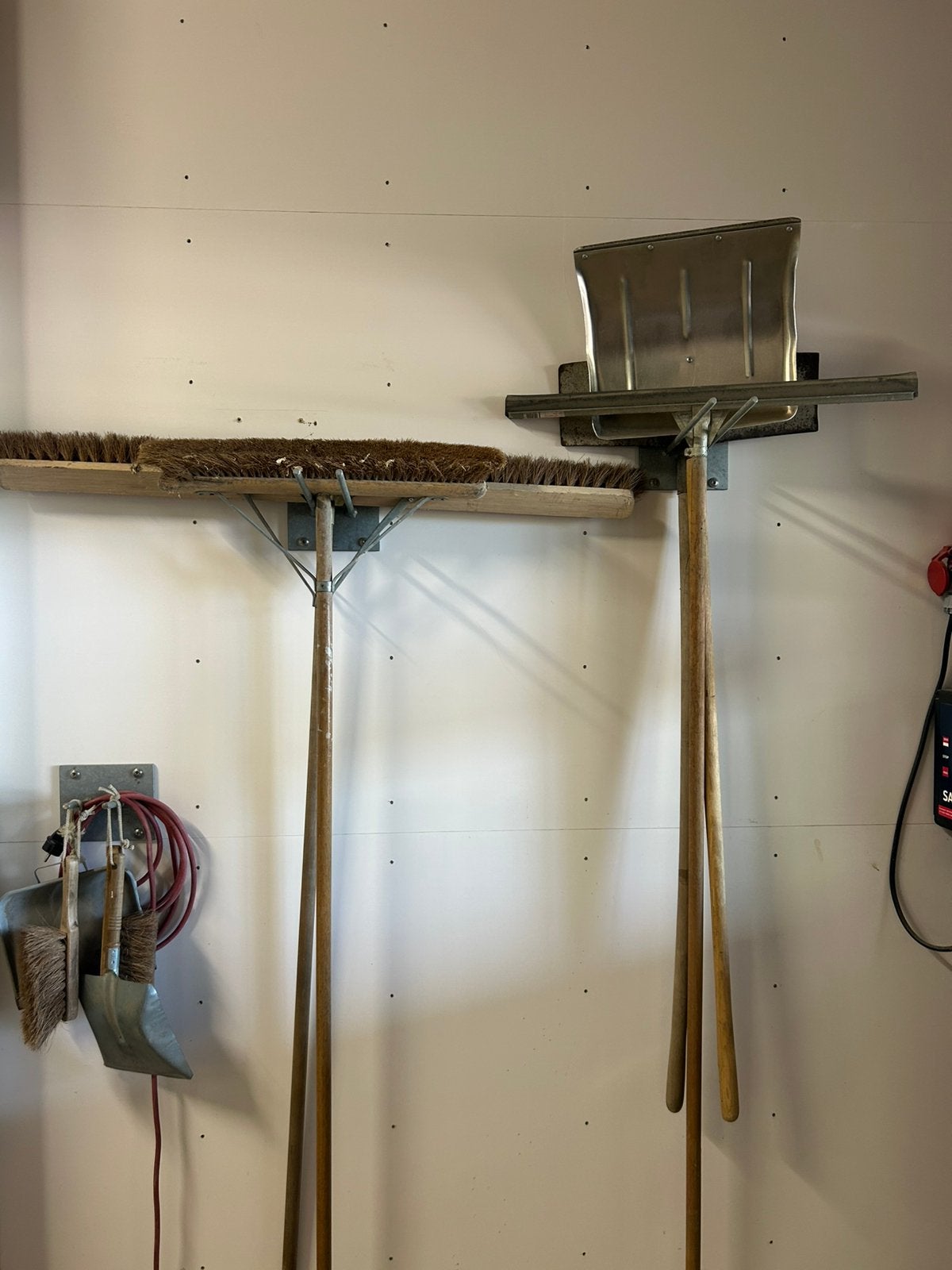 muur beugels voor gereedschap, Ophalen, Zo goed als nieuw