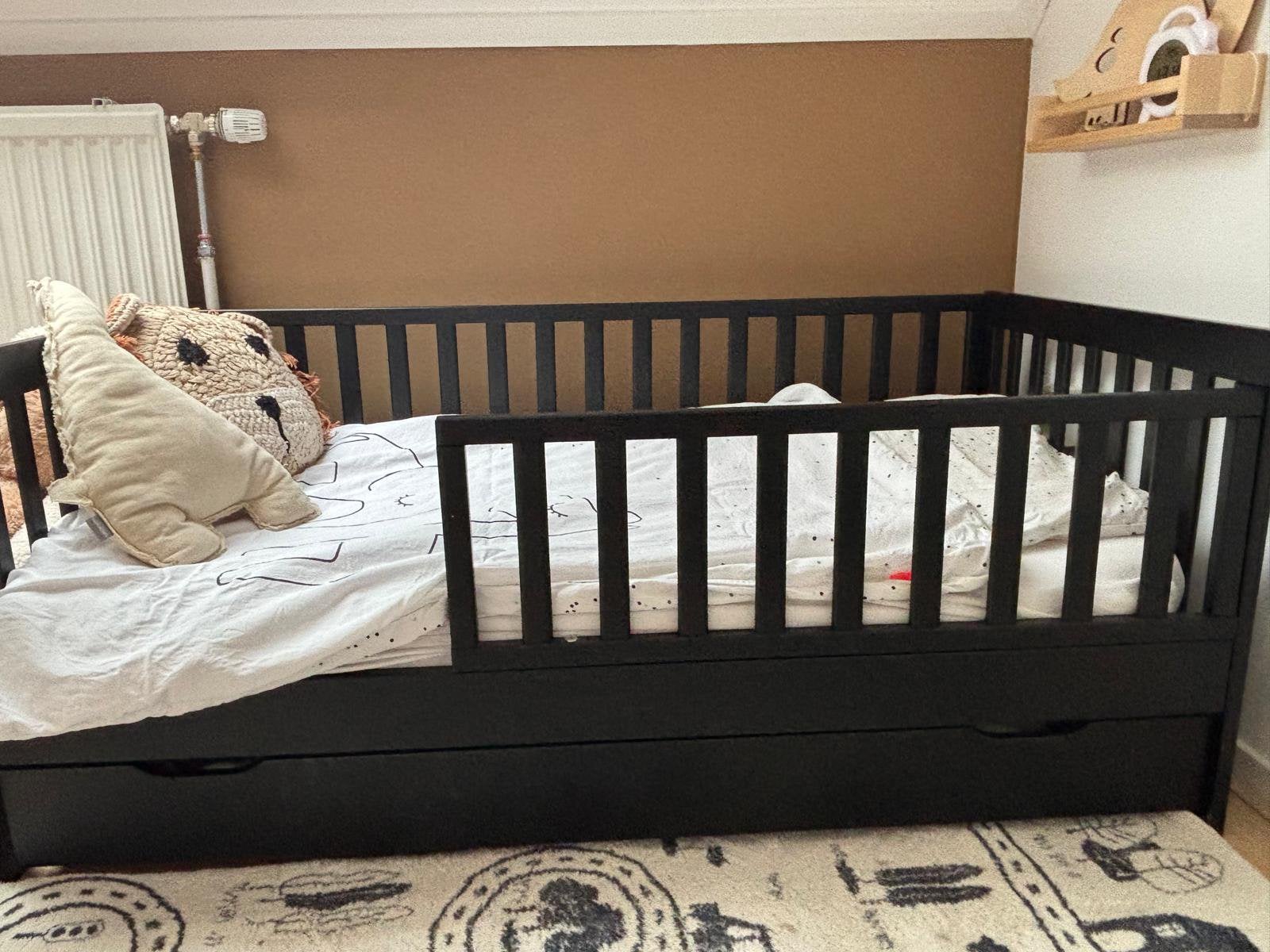 Drie peuterbedden: Petit Amélie & 2x Hola BB. incl.matras, Kinderen en Baby's, Kinderkamer | Bedden, Ophalen, 70 tot 85 cm, 140 tot 160 cm