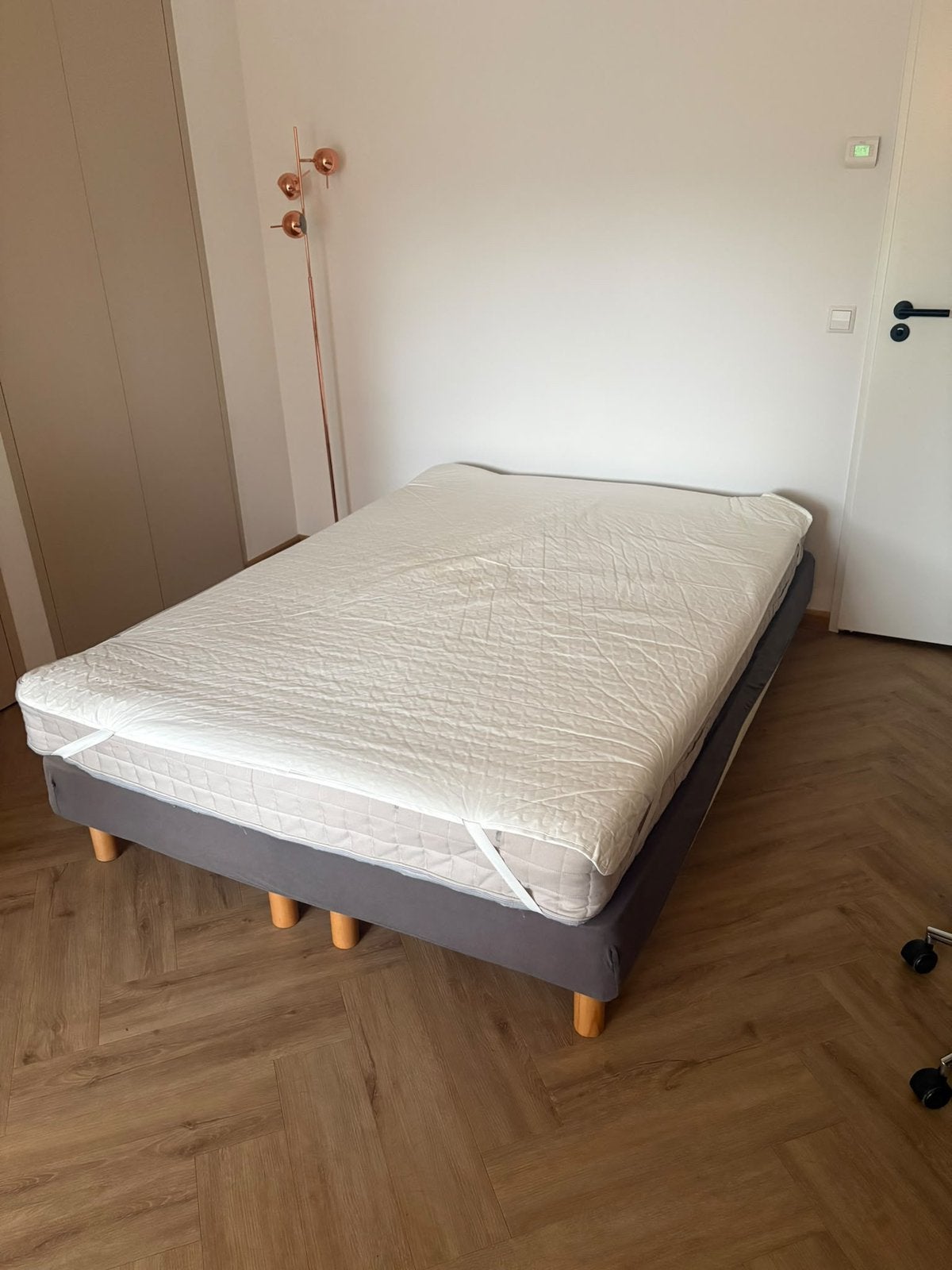 Boxspring met matras + matrasbeschermer , 140 x 200, Huis en Inrichting, Ophalen, Gebruikt, Tweepersoons, 140 cm
