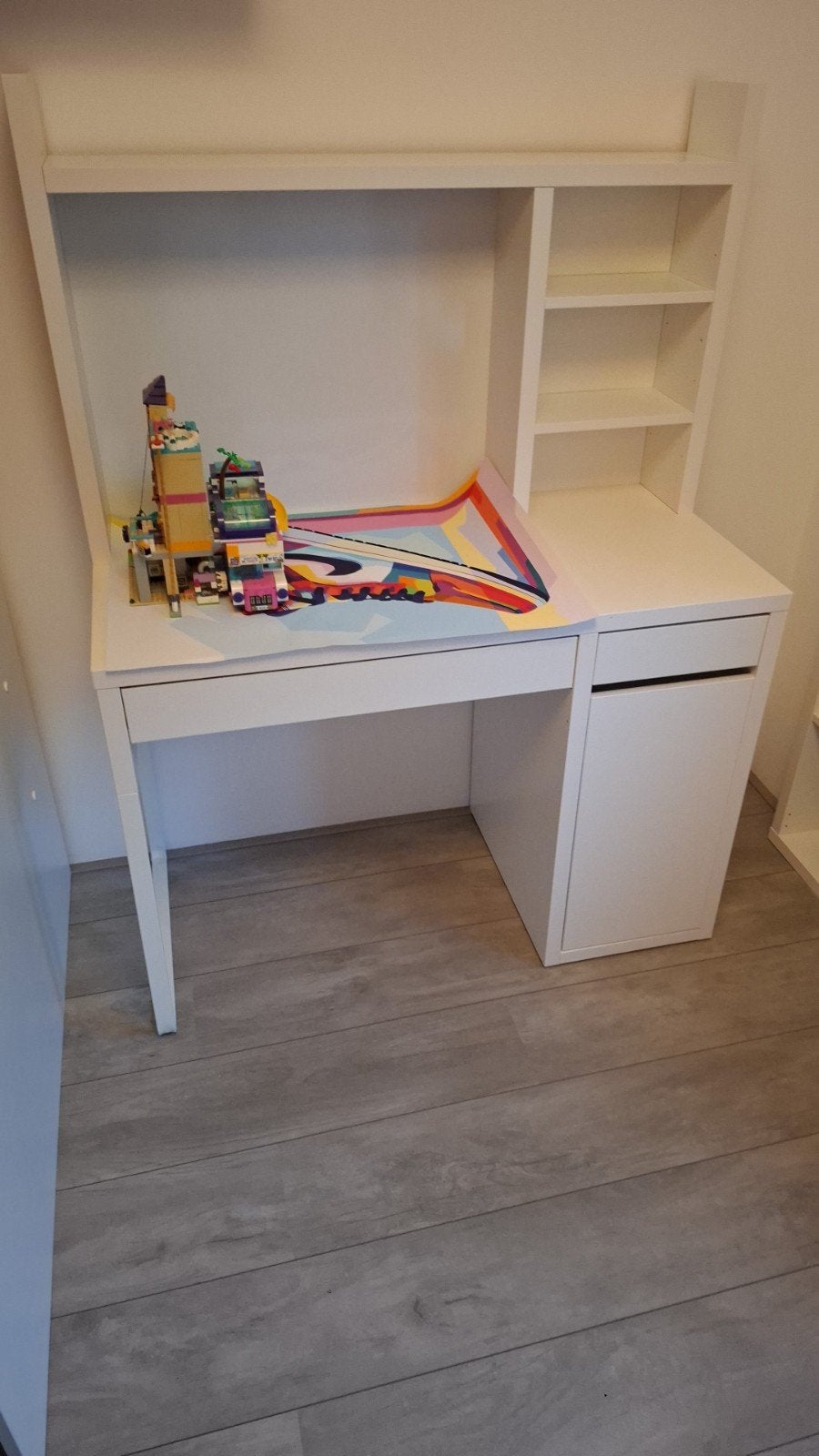 Witte IKEA vakkenkast en IKEA bureau met opbouw, Ophalen, Modern en functioneel, Gebruikt, 50 tot 100 cm