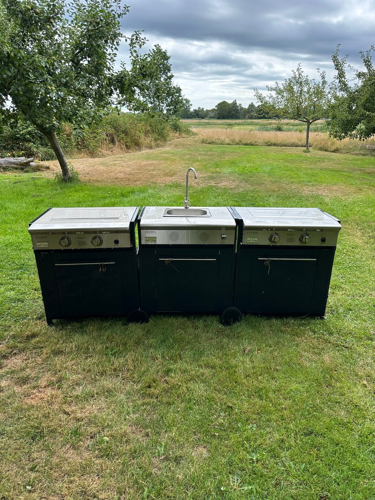 Patron/Patton 3-sterren BBQ met 2 kookplaten en wasbak, Ophalen, Gebruikt