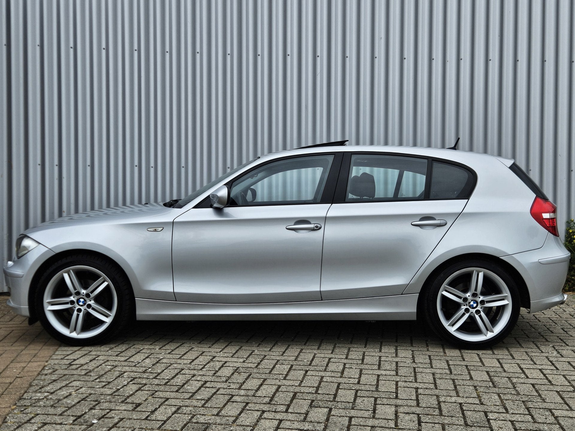 BMW 1-serie 116i /Dealer Onderhouden/Stoelverwarming/Xenon!, Auto's, Euro 5, 4 cilinders, 4 stoelen, 122 pk