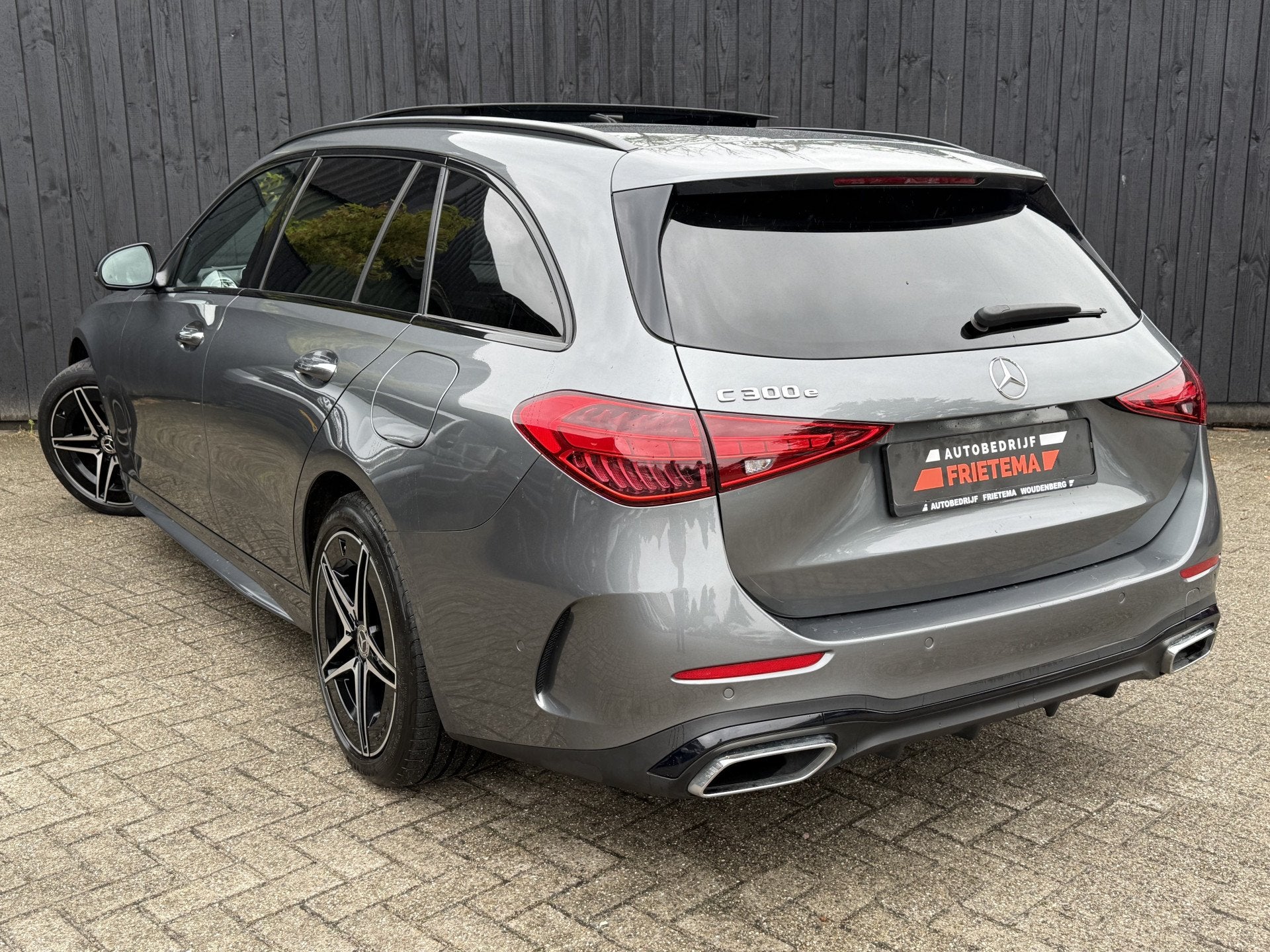 Mercedes-Benz C-Klasse Estate 300 e AMG Line (bj 2023), Auto's, Automaat, 12 maanden, Achterwielaandrijving, Gebruikt