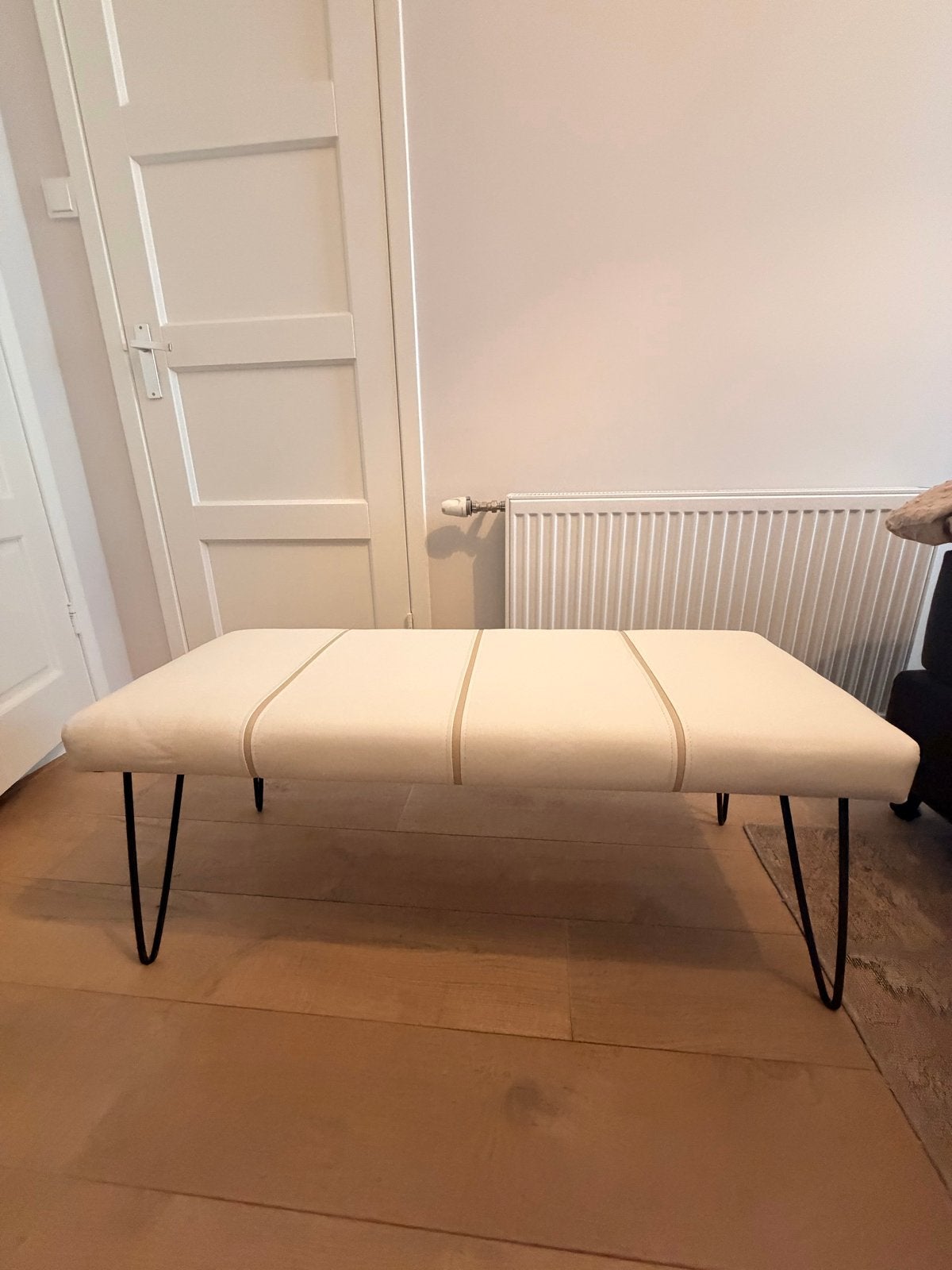 Beliani Bedbank / Poef - Crème met Zwarte Poten, Ophalen, Minder dan 50 cm, Zo goed als nieuw, 100 tot 125 cm