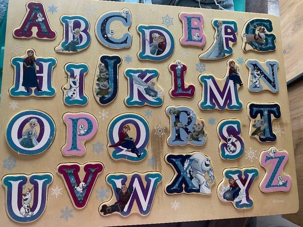 Leuke houten ABC puzzel thema Frozen, Ophalen of Verzenden, 10 tot 50 stukjes, Zo goed als nieuw, Van hout