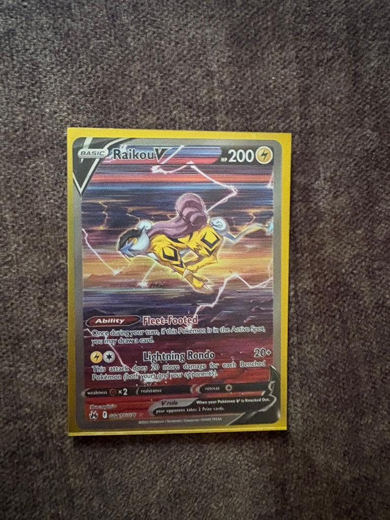 Raikou v, Hobby en Vrije tijd, Verzamelkaartspellen | Pokémon, Ophalen of Verzenden, Zo goed als nieuw, Losse kaart, Foil