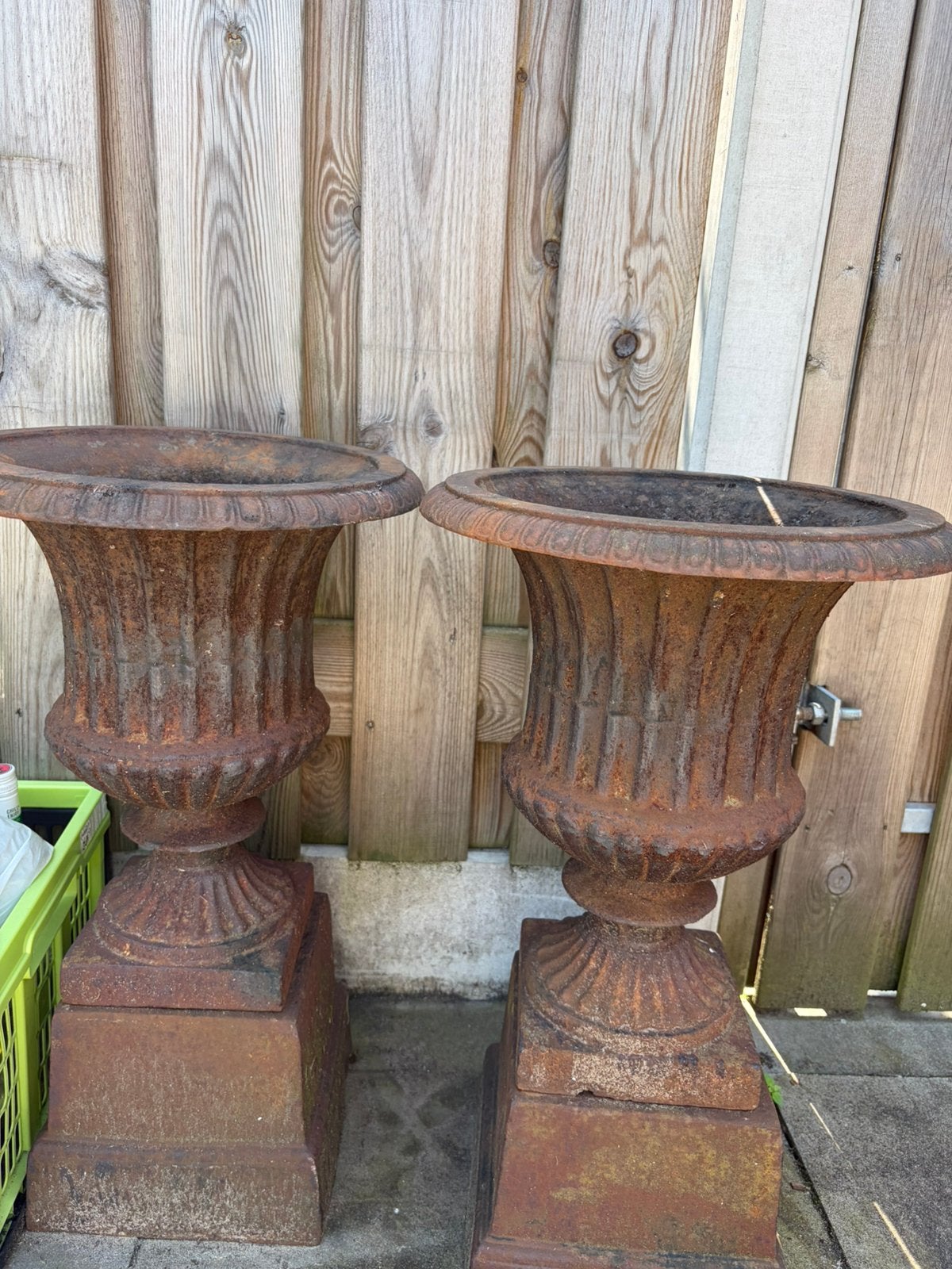 Set gietijzeren tuinvazen op sokkel - klassieke tuinurnen, Tuin en Terras, Tuinvazen, Ophalen, Gebruikt