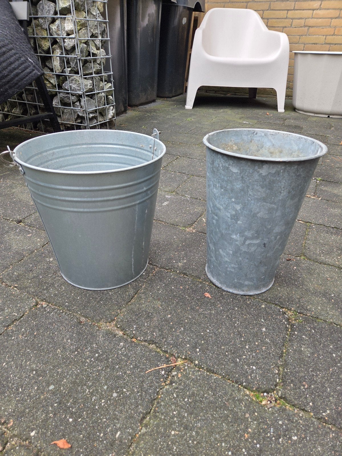 Twee metalen emmers: één zink, één ander metaal, Ophalen, Gebruikt, Zink, Met handgreep