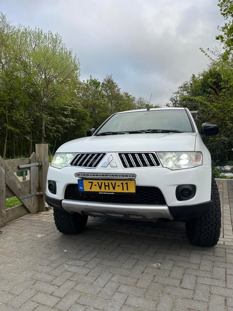 Mitsubishi L200 2.5 D Club CAB 4WD Intense 2010, Auto's, Bestelauto's, 4 cilinders, Elektrische ramen, 2477 cc, Wit