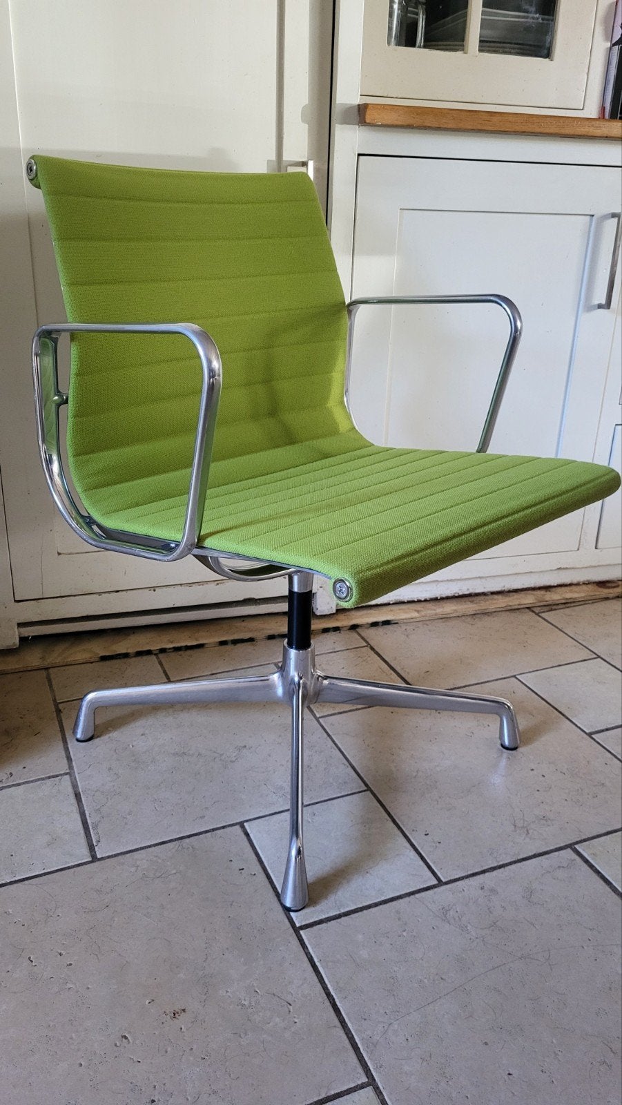Designer:Charles and Ray Eames
Producer:Vitra
Model:EA108
Pe, Ophalen, Overige kleuren, Designer:Charles and Ray Eames
Producer:Vitra