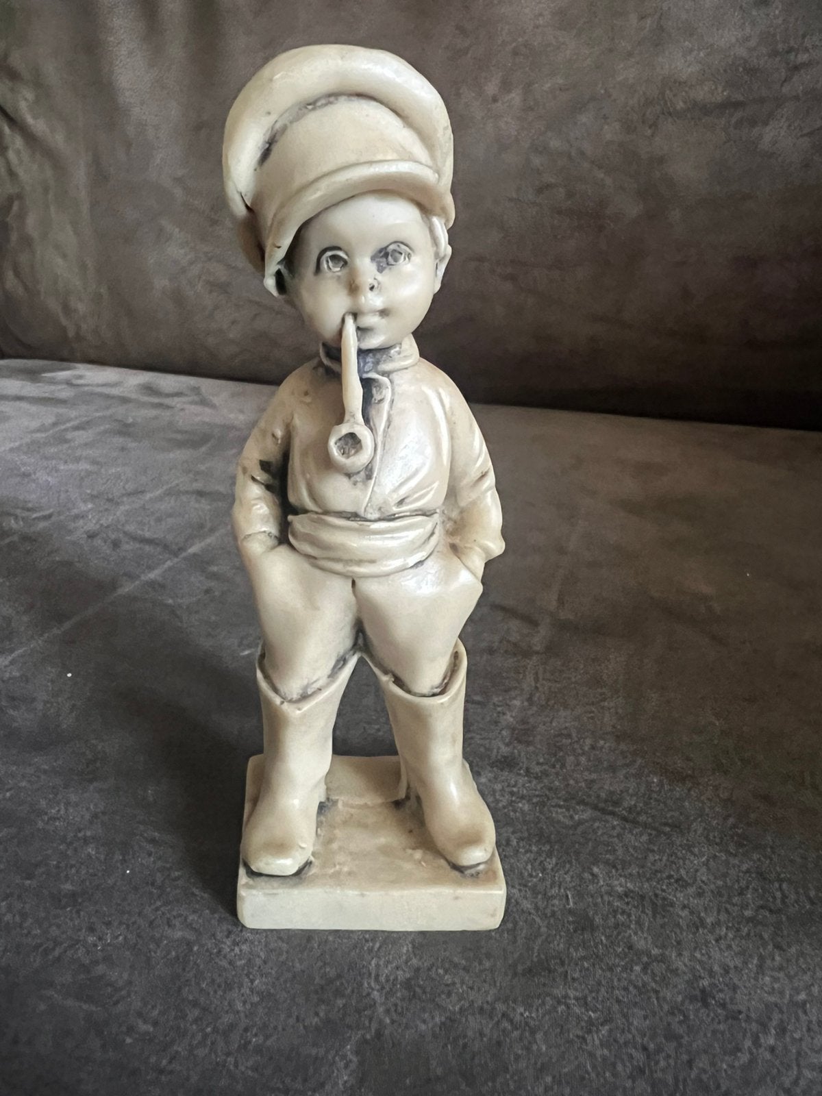 Vintage Jongen Beeldje met Pijp Polyresin., Verzamelen, Ophalen of Verzenden, Zo goed als nieuw, Mens