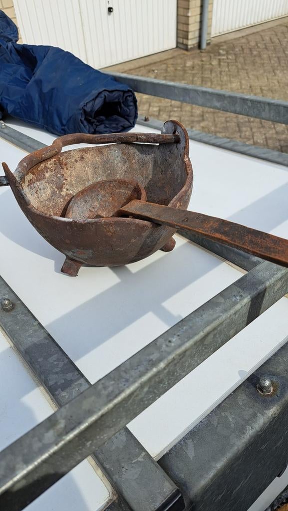 Gietpan met lepel, Ophalen