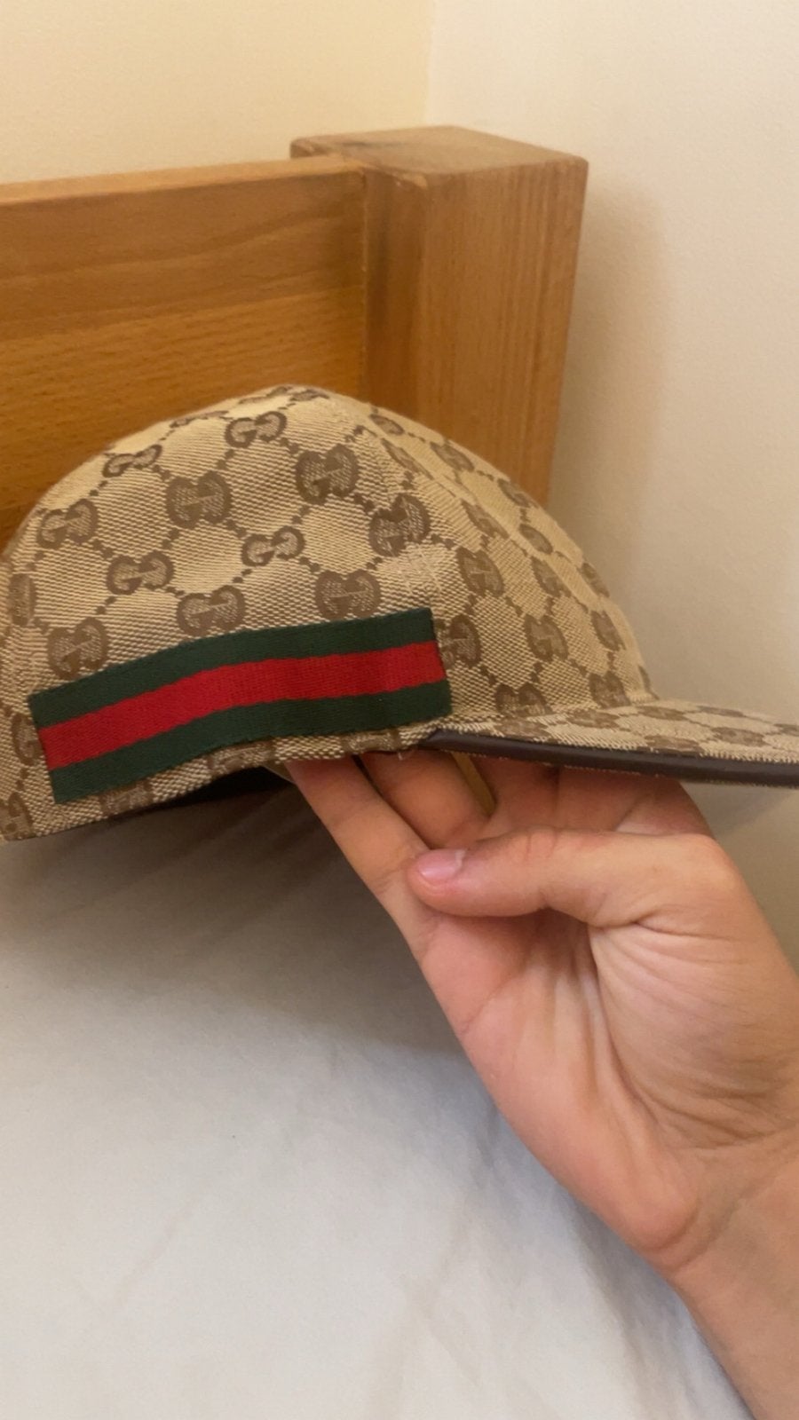 Gucci Pet Beige met GG Monogram en Web Detail, Ophalen of Verzenden, Zo goed als nieuw, 58 cm (L, 7¼ inch) of meer, Pet
