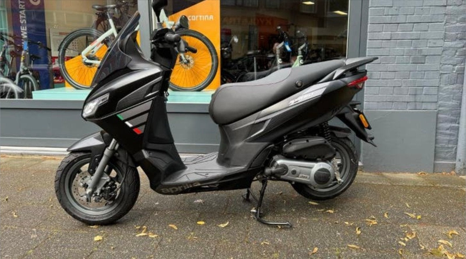 Aprilia SXR50- Zwart  2026- Zo goed als nieuw, Fietsen en Brommers, Ophalen, Overige modellen, Maximaal 45 km/u, Zo goed als nieuw