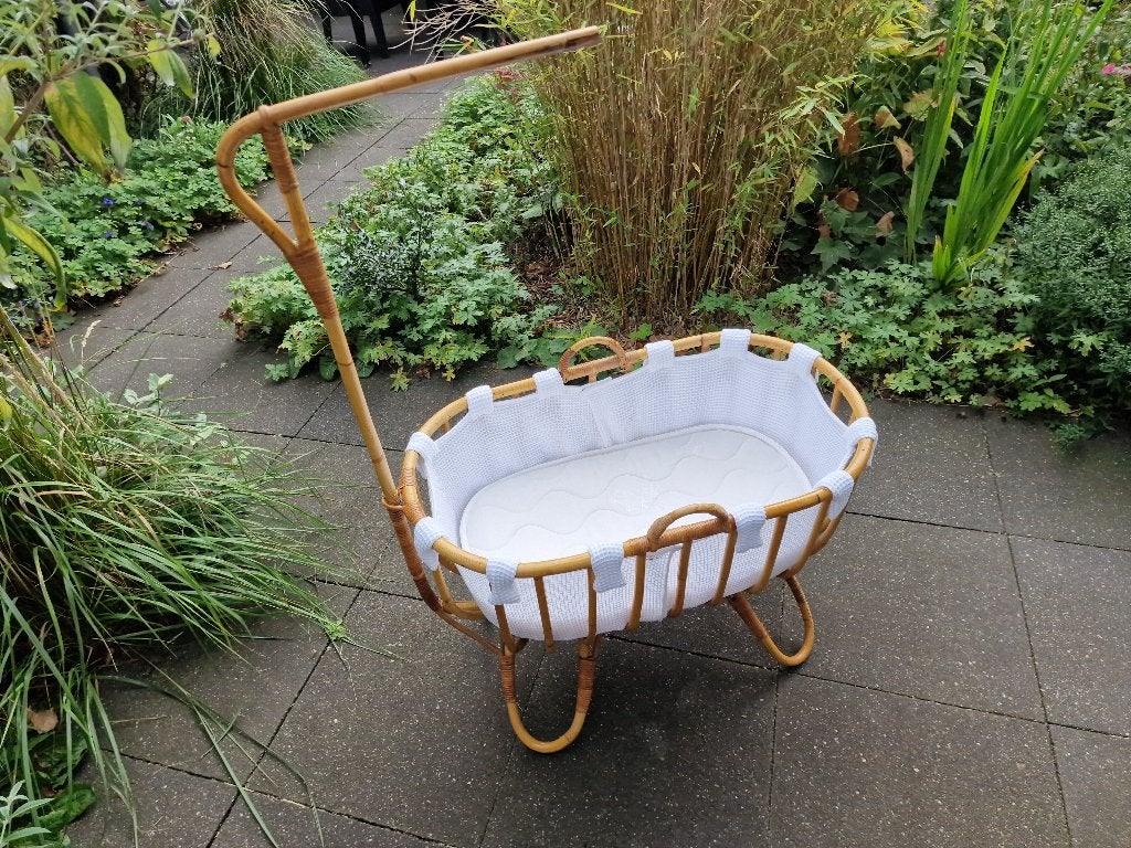 Vintage rotan wiegje met zgan matras, Ophalen, Gebruikt, Wieg