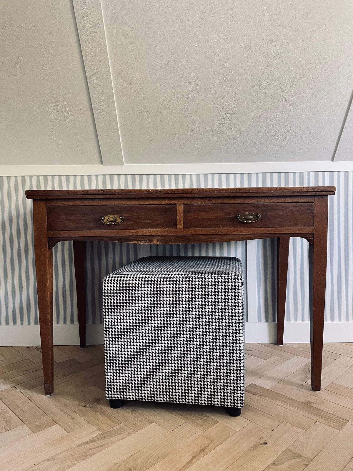 Antieke houten kaptafel met twee lades, inclusief poef, Ophalen