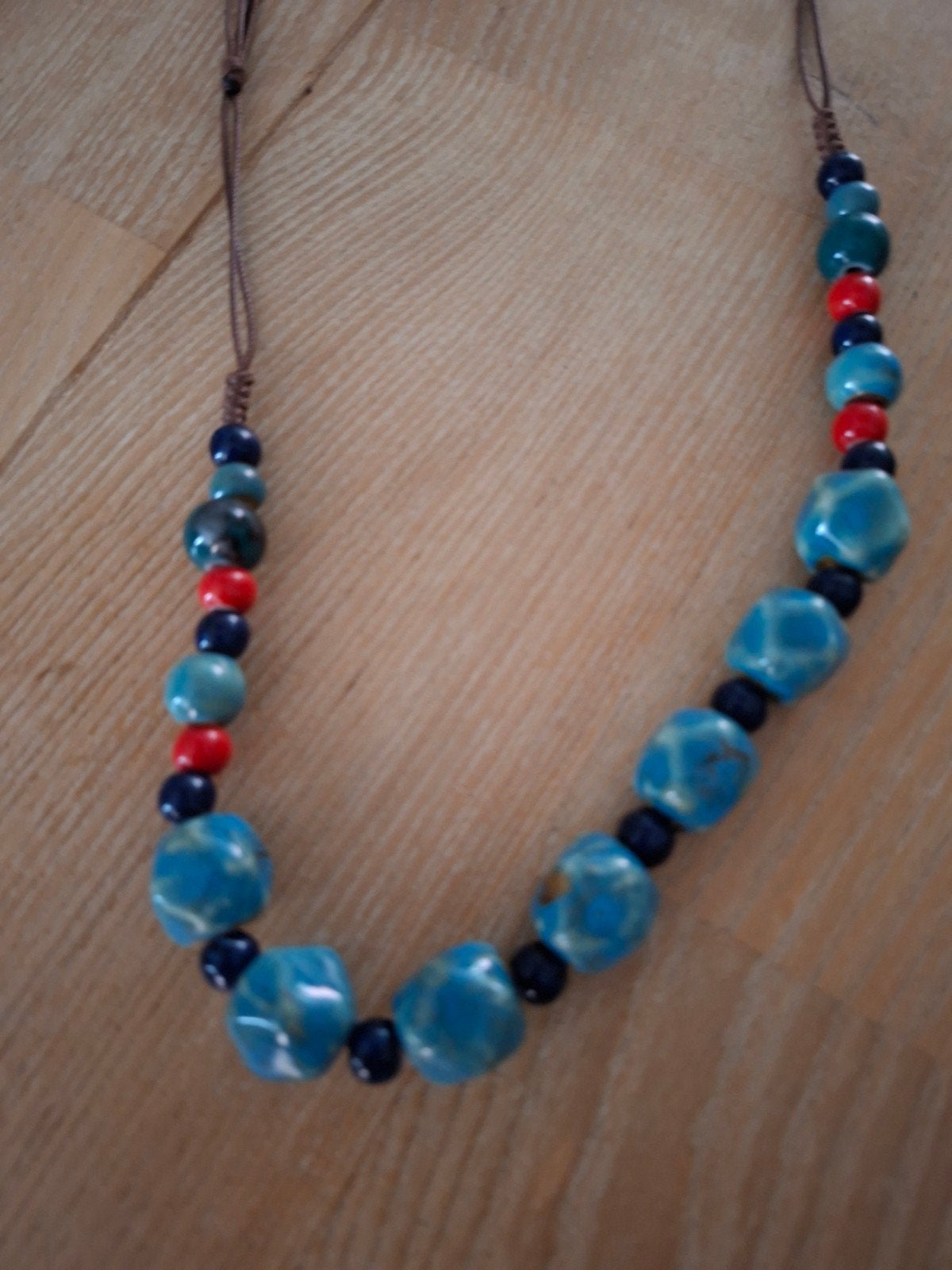 Leuke kralen ketting - Blauw, rood en bruin, Overige materialen, Blauw, Ophalen of Verzenden, Verstelbaar