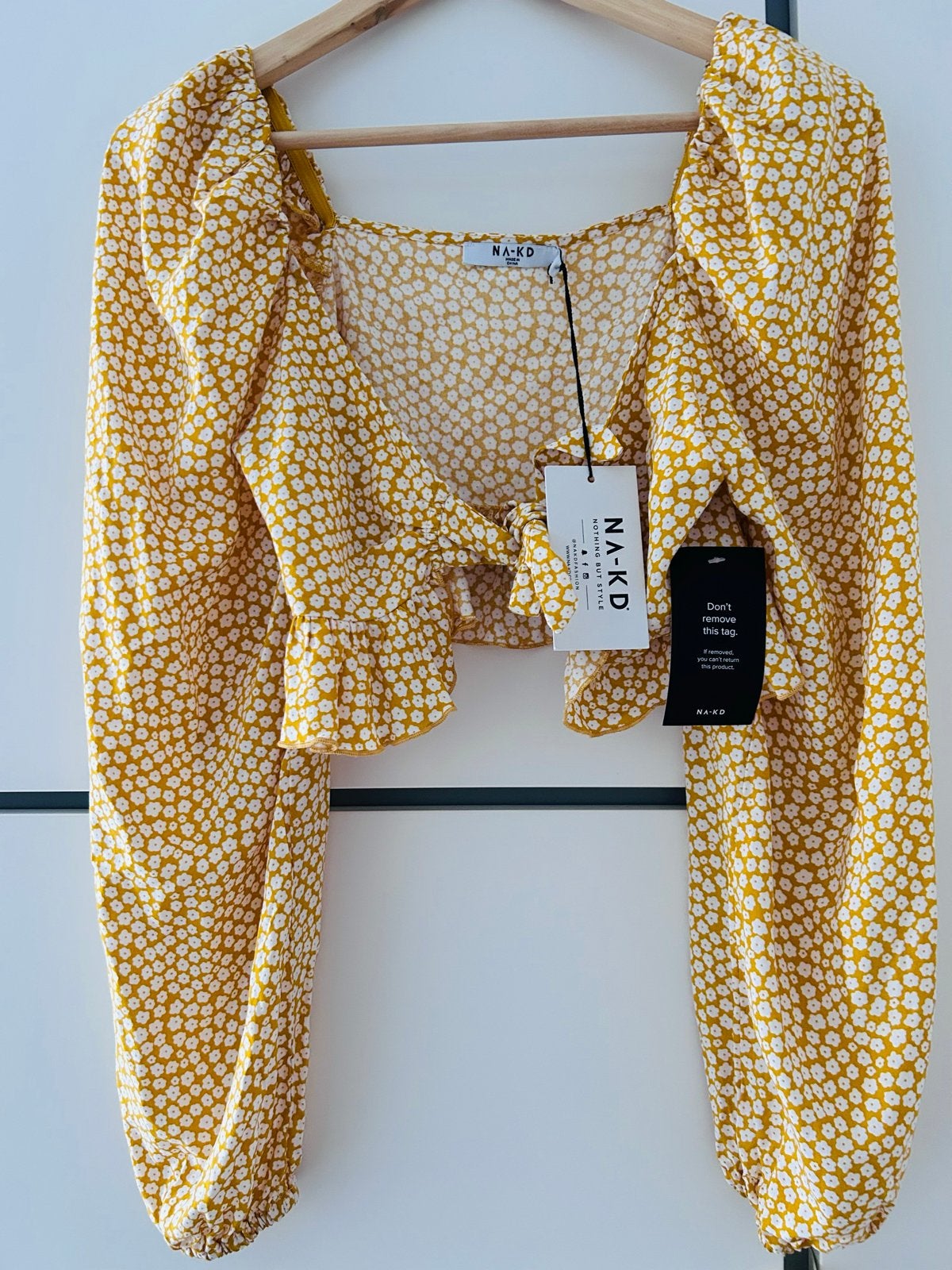 Nieuw NA-KD Blouse Maat 34/XS Strik Ruches Geel Bloemenprint, Geel, Nieuw, Ophalen of Verzenden, Lange mouw