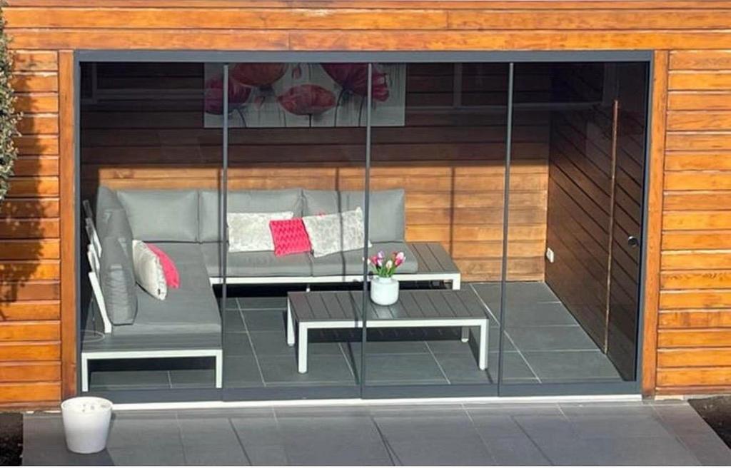 Lounge set grijze kussens en wit frame, Ophalen, Bank, Zo goed als nieuw, Loungeset
